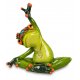 Frosch in Schneidersitz streckend Yoga