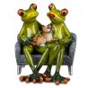 Froschpaar auf Sofa mit Hund