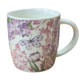 Becher mit lila Blumen und Schmetterlingen