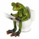 Frosch auf Toilette mit Zeitung